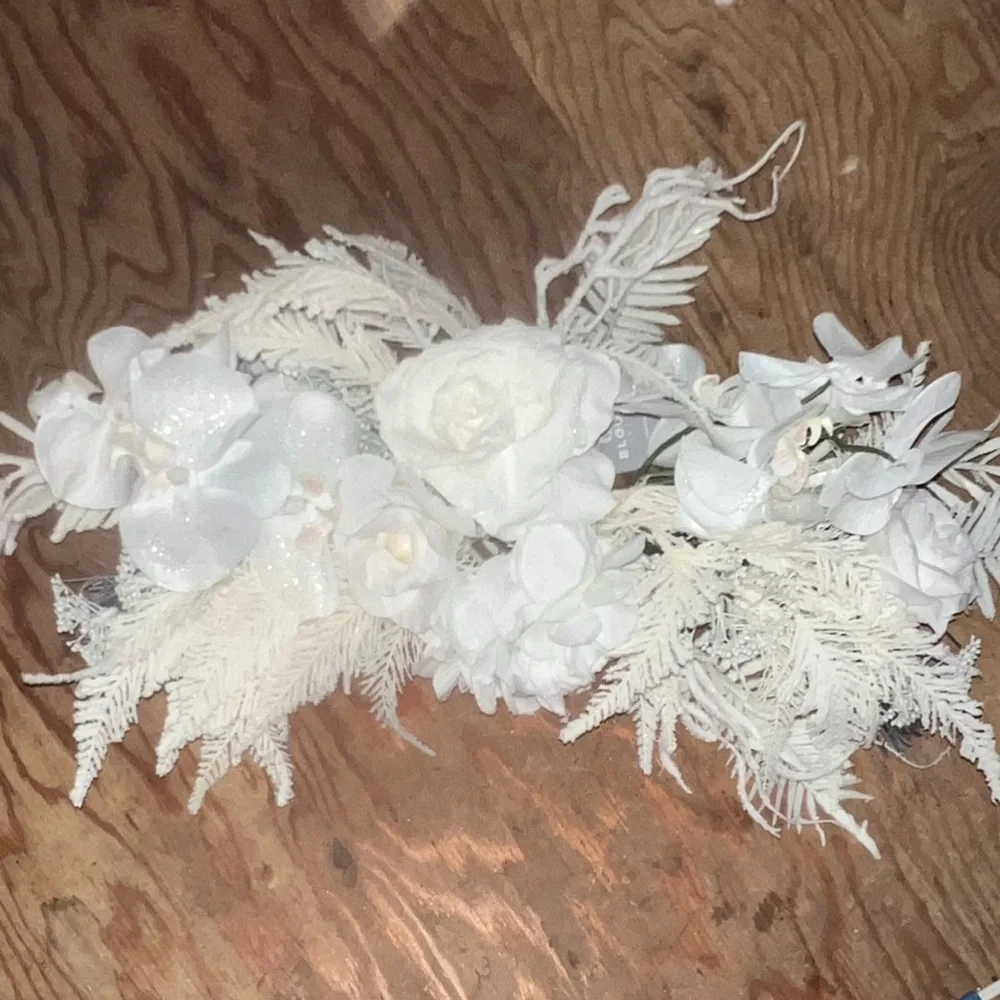 Christmas NEW white sparkly wreath curved